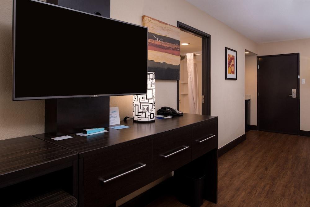 Holiday Inn Express & Suites San Antonio Medical-Six Flags by IHG photo 37