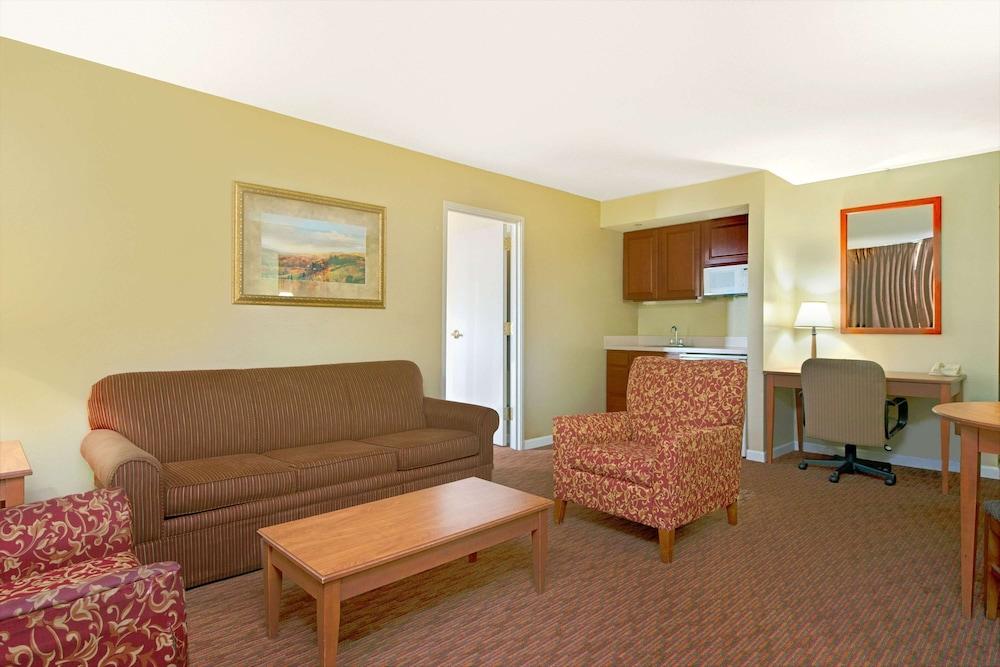 Days Inn and Suites by Wyndham St. Louis/Westport Plaza photo 5