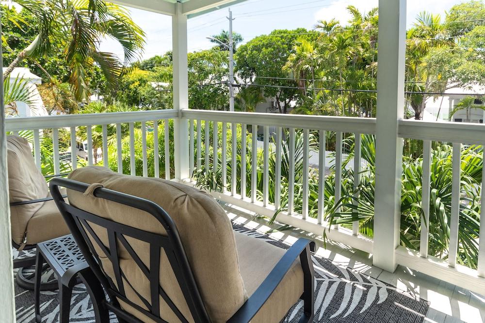The Porch on Frances Inn photo 58