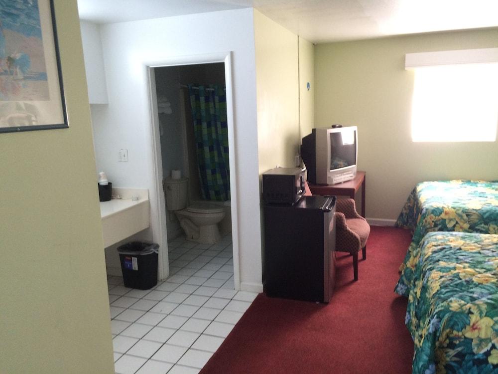 Dixie Plaza Hotel photo 34