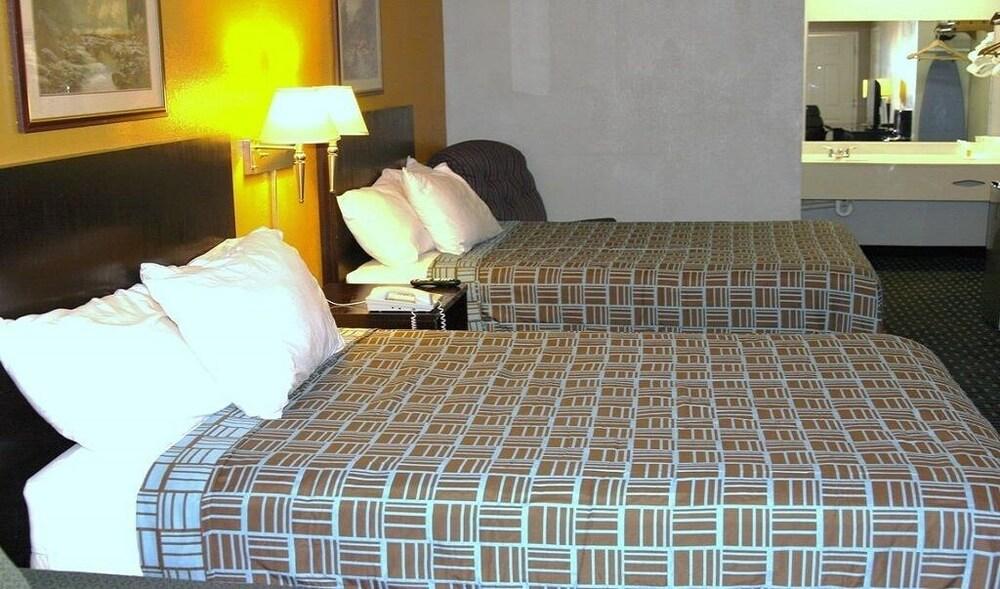 Express Inn & Suites photo 4