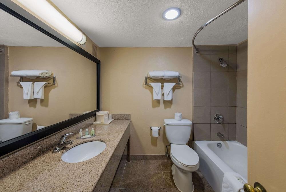 Quality Inn Saint Louis Airport photo 13