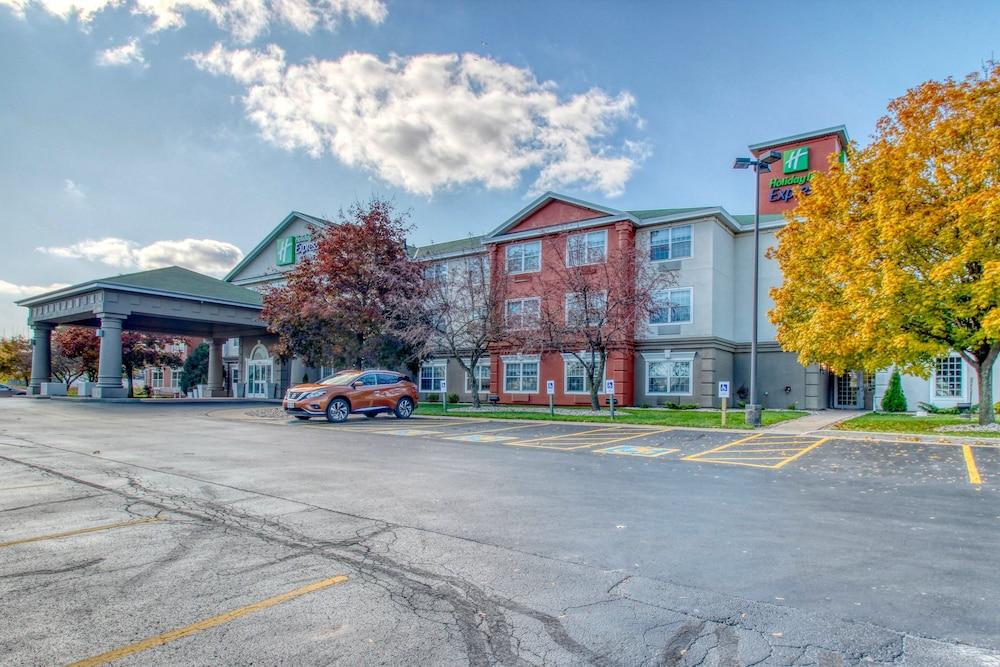 Holiday Inn Express Hotel & Suites Oshkosh by IHG photo 58