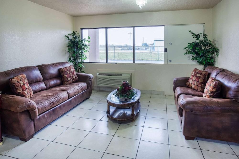 Super 8 by Wyndham Giddings photo 8