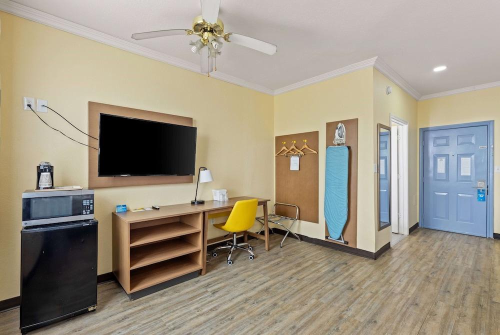 Days Inn & Suites by Wyndham Euless DFW Airport South photo 66