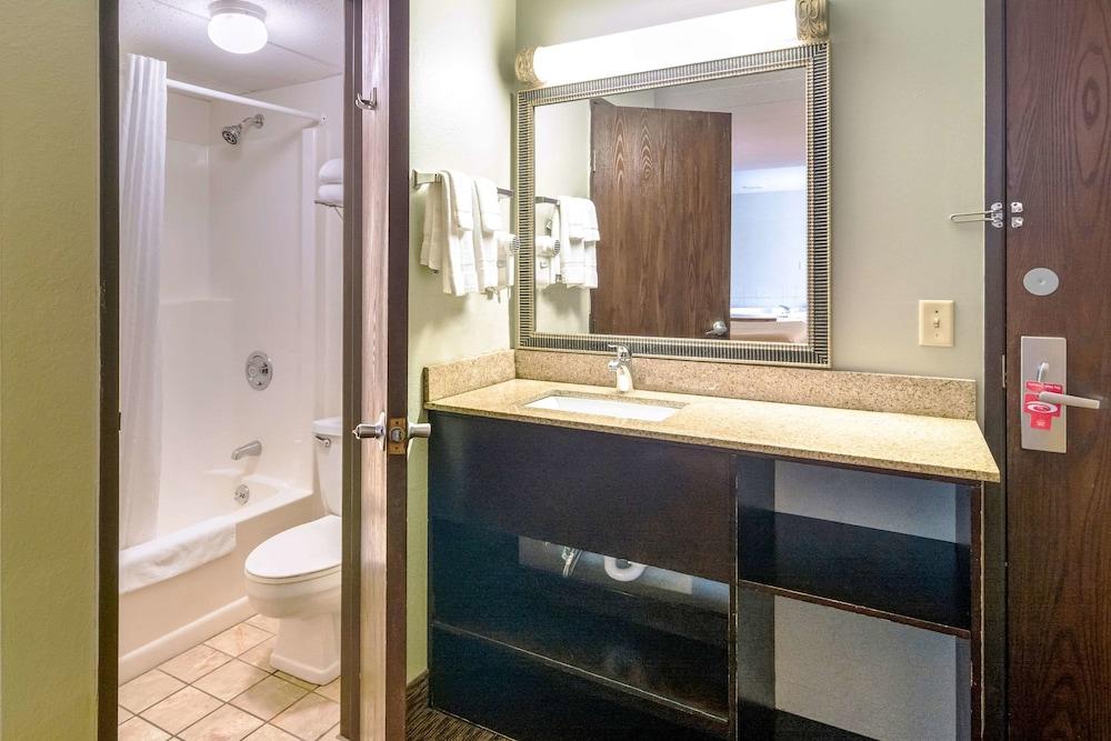 Econo Lodge Duluth near Miller Hill Mall photo 35