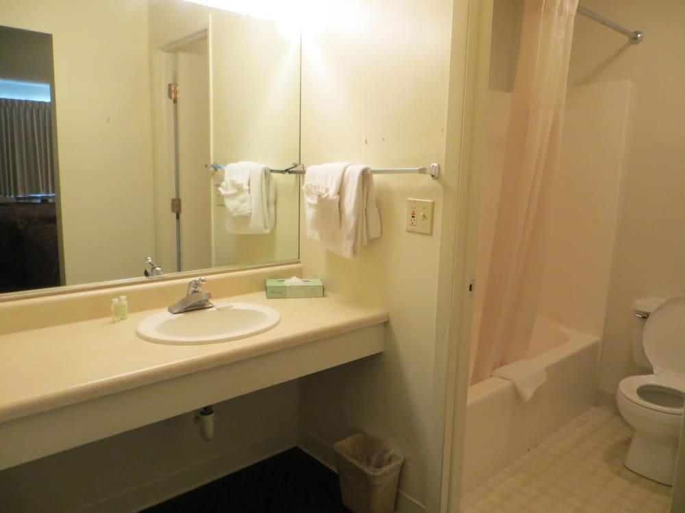 Waterfront Inn - Mackinaw City photo 15