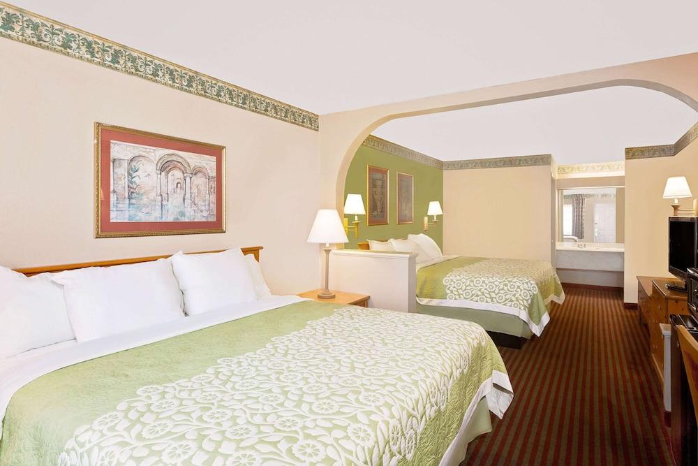 Days Inn & Suites by Wyndham Starkville photo 19