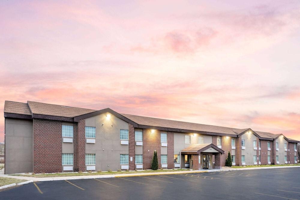 Baymont by Wyndham Beloit photo 40