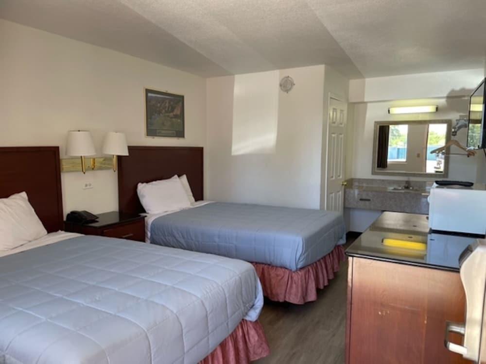Farmington Inn photo 14