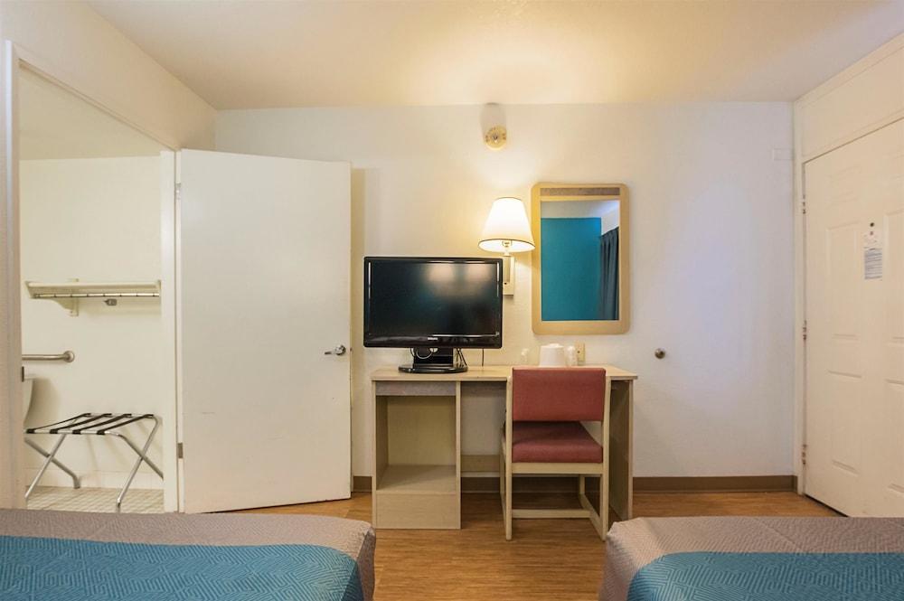 Motel 6 Rochester, MN photo 22