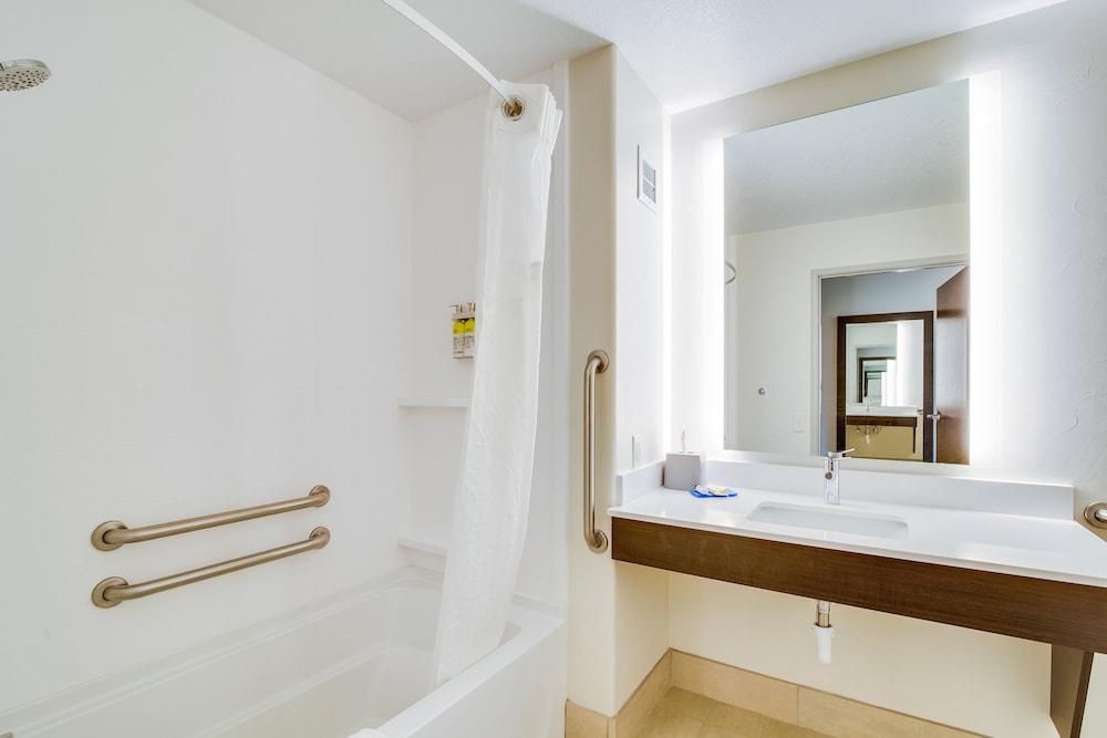 Holiday Inn Express Hotel & Suites Custer by IHG photo 42