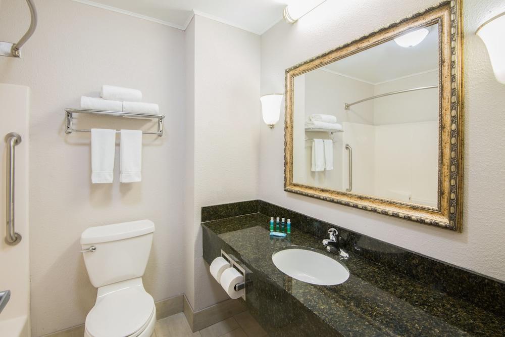 Holiday Inn Express Cleveland Airport - Brookpark by IHG photo 68