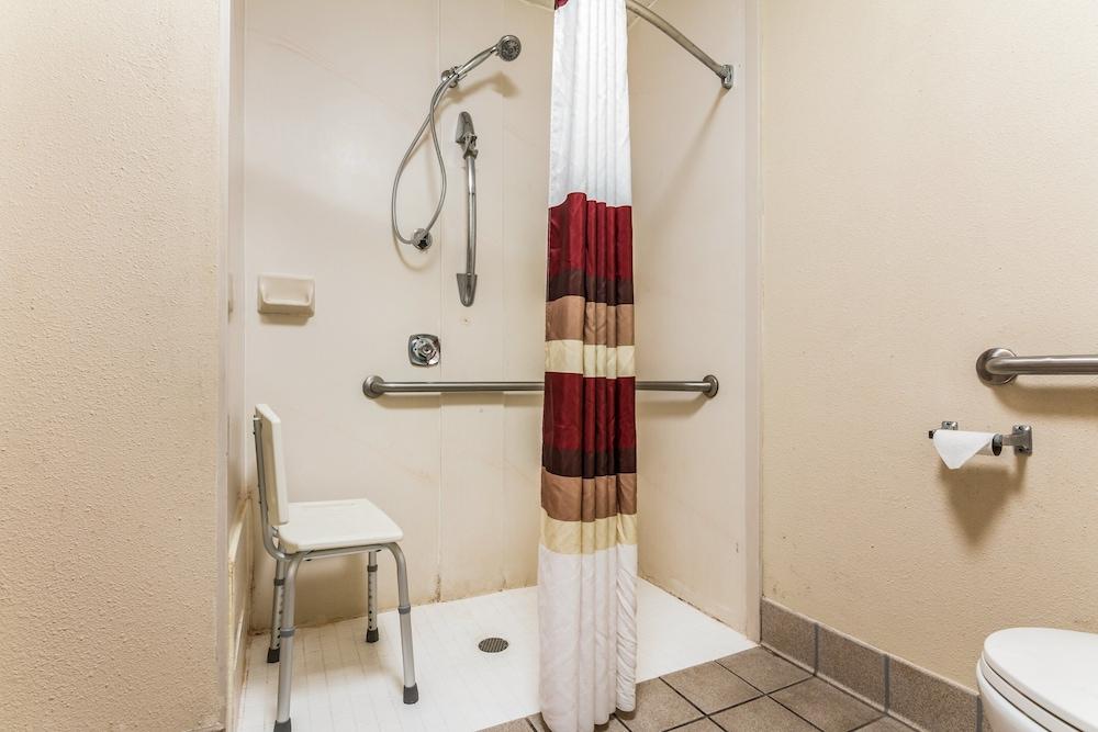 Red Roof Inn Texarkana photo 20