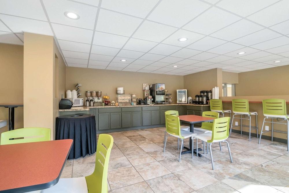 Econo Lodge Inn And Suites photo 14