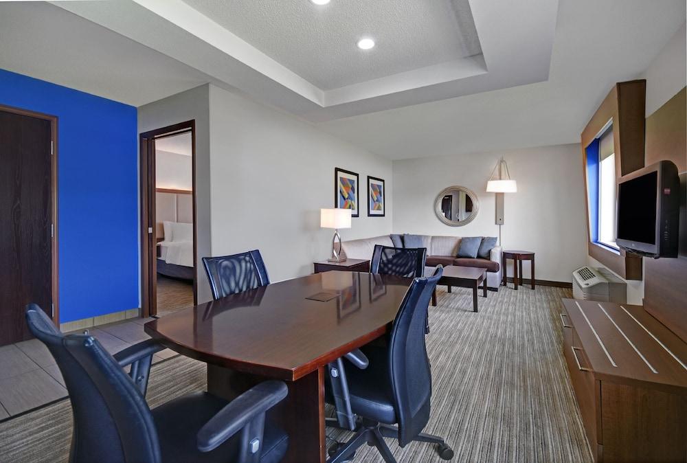 Holiday Inn Express Marshall by IHG photo 6