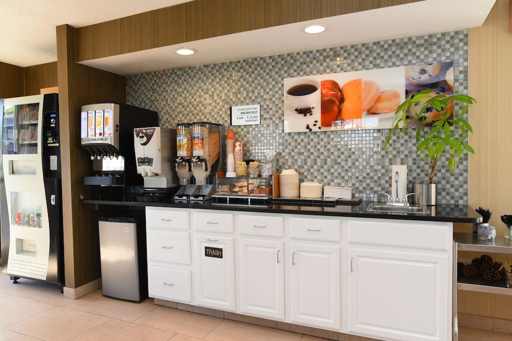 Capital Inn & Suites photo 11