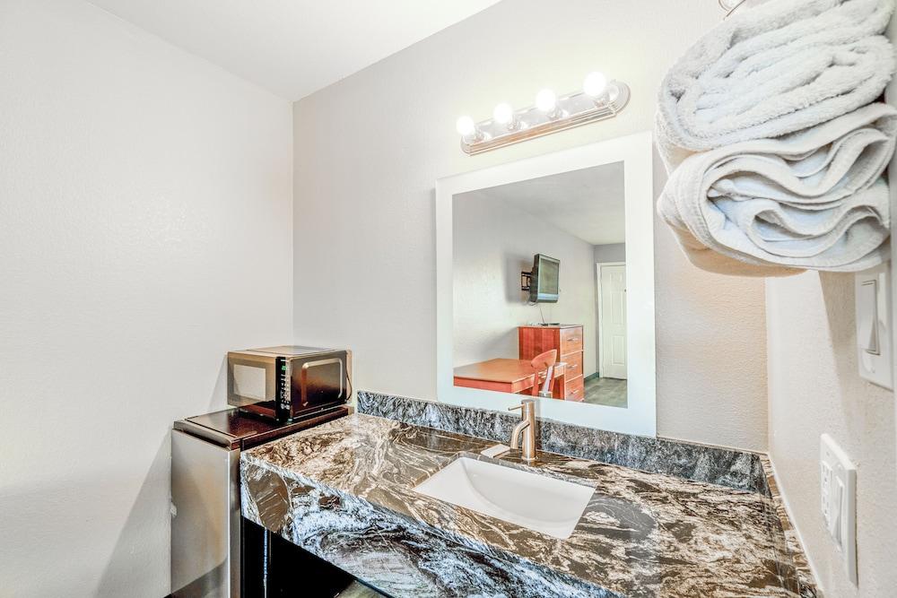 Regency Inn By OYO Rockdale TX photo 31