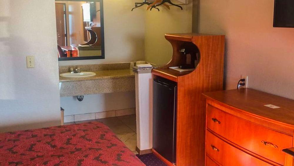 Crown Lodge Motel Oakland photo 31