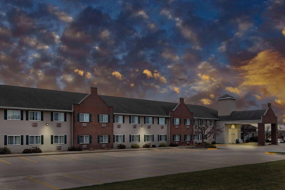AmericInn by Wyndham Pella photo 30
