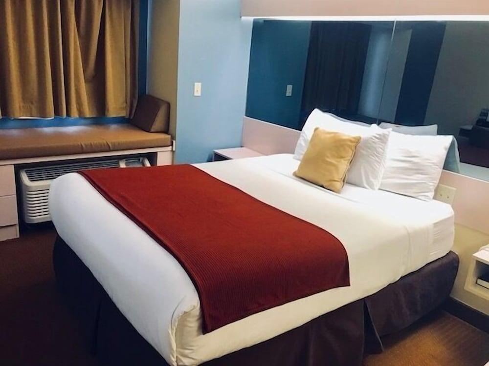 Microtel Inn & Suites by Wyndham Kansas City Airport photo 4