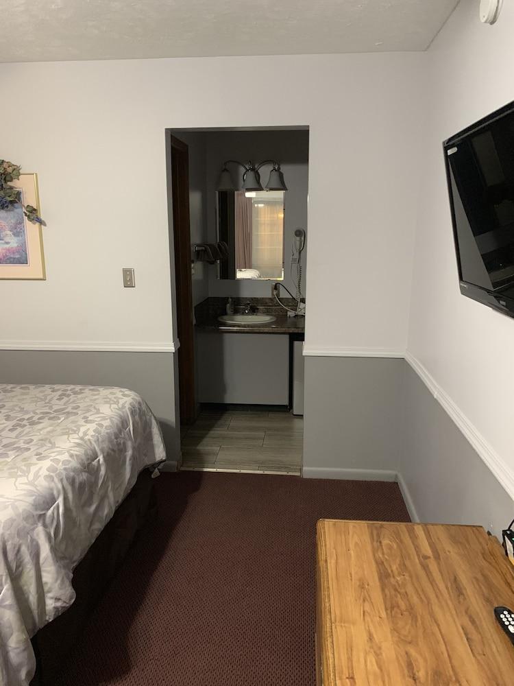 Blue Spruce Motel photo 62