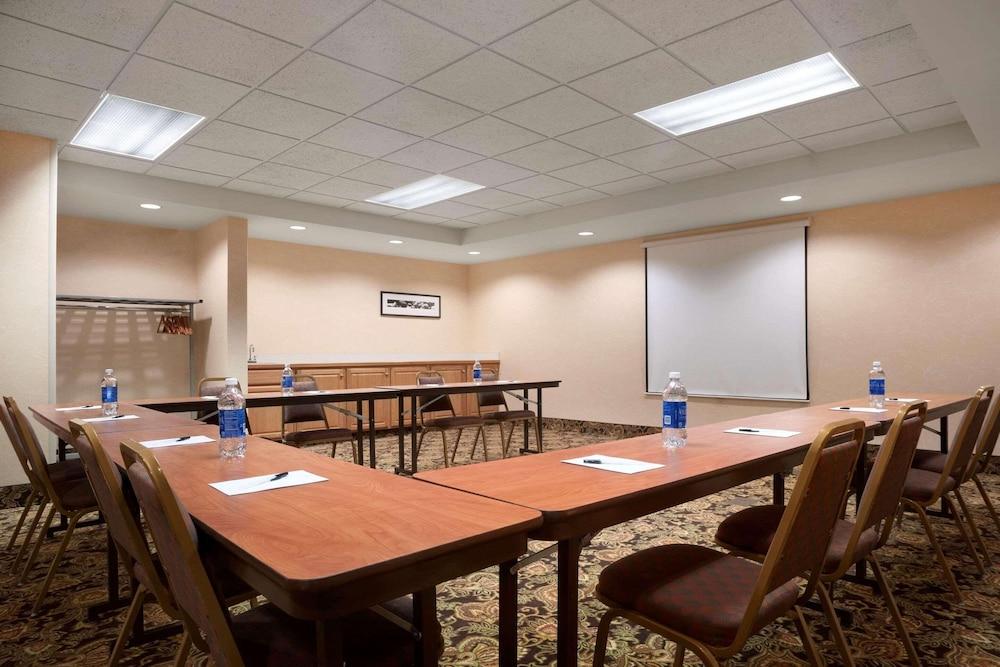 Country Inn & Suites by Radisson, Dundee, MI photo 23