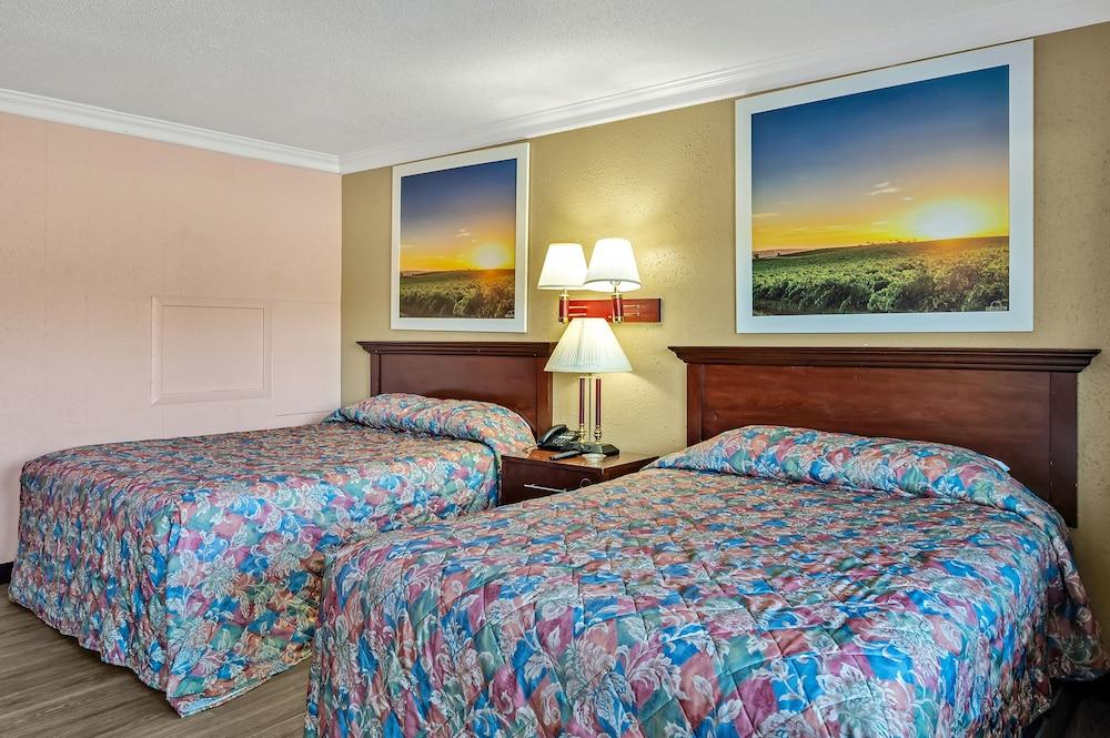 Travelers Inn photo 25