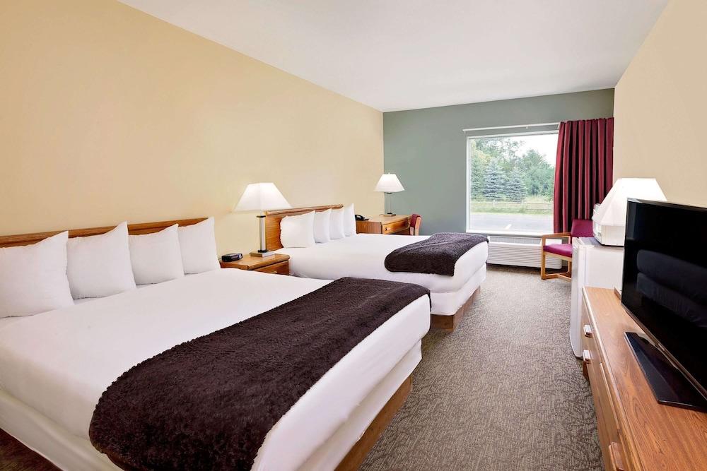 Days Inn by Wyndham Cadillac photo 13