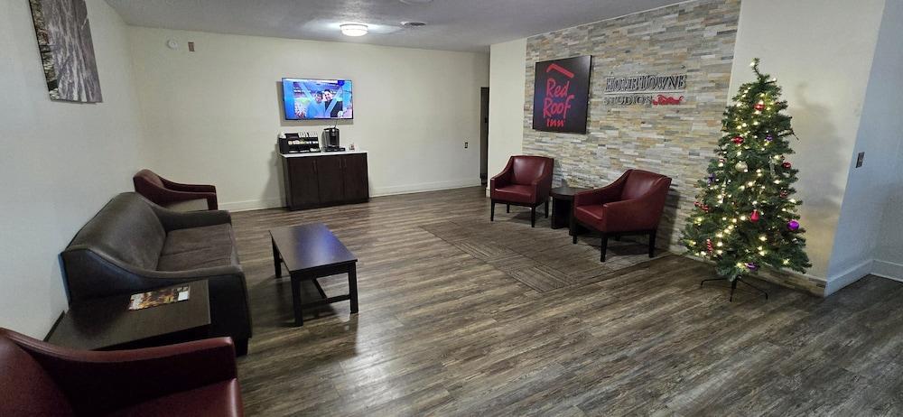 HomeTowne Studios LaGrange photo 5