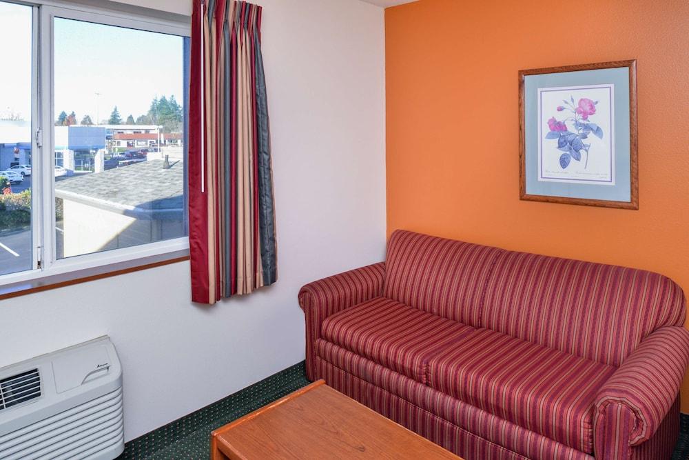 Travelodge Suites by Wyndham Newberg photo 30