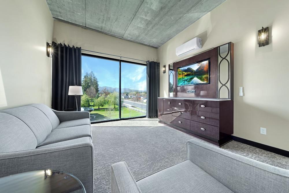 The Suites at Prairie Falls & Event Center photo 33