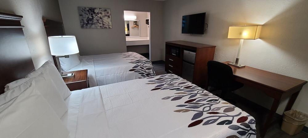Red Roof Inn LaGrange photo 6