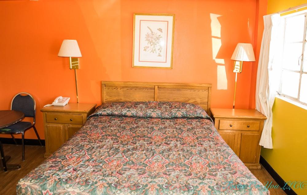 Bloomfield Motel photo 11