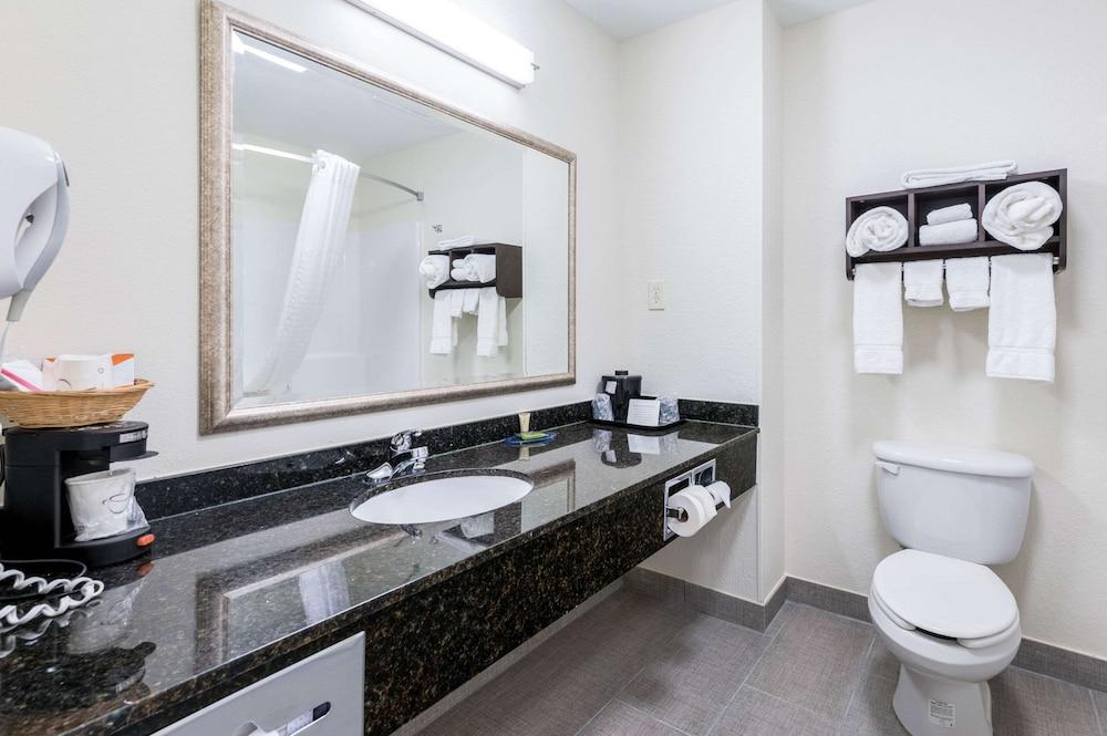 Clarion Pointe Madison Huntsville photo 17