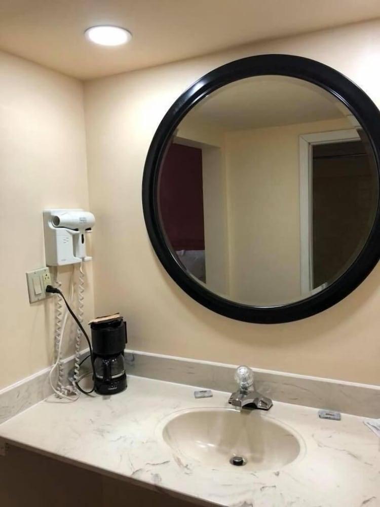 Scottish Inn & Suites photo 32