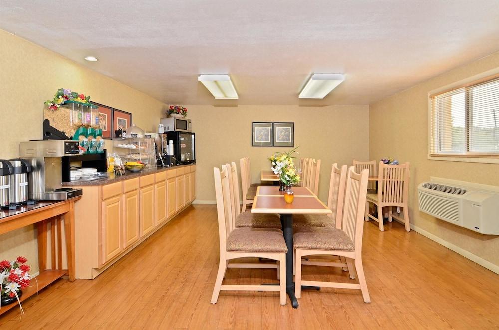 Americas Best Value Inn Iola photo 10