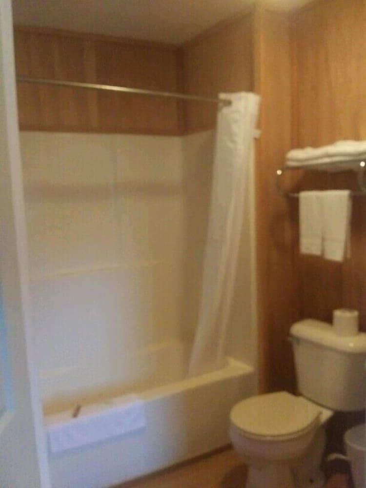 Whispering Creek Lodging & RV Resort photo 33