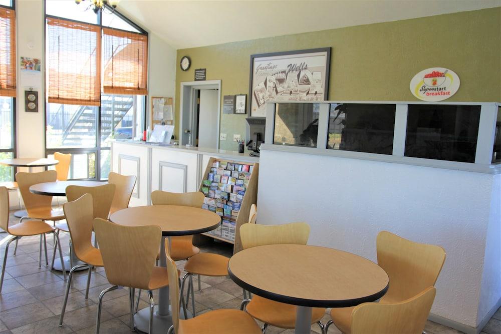Super 8 by Wyndham Wells photo 6