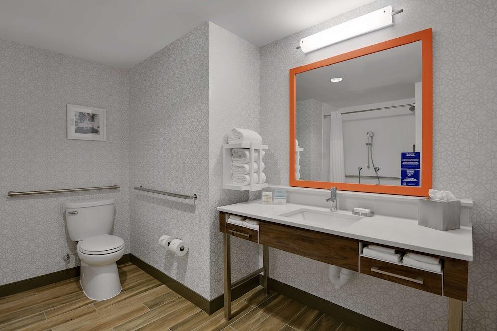Hampton Inn Salem Boston photo 18