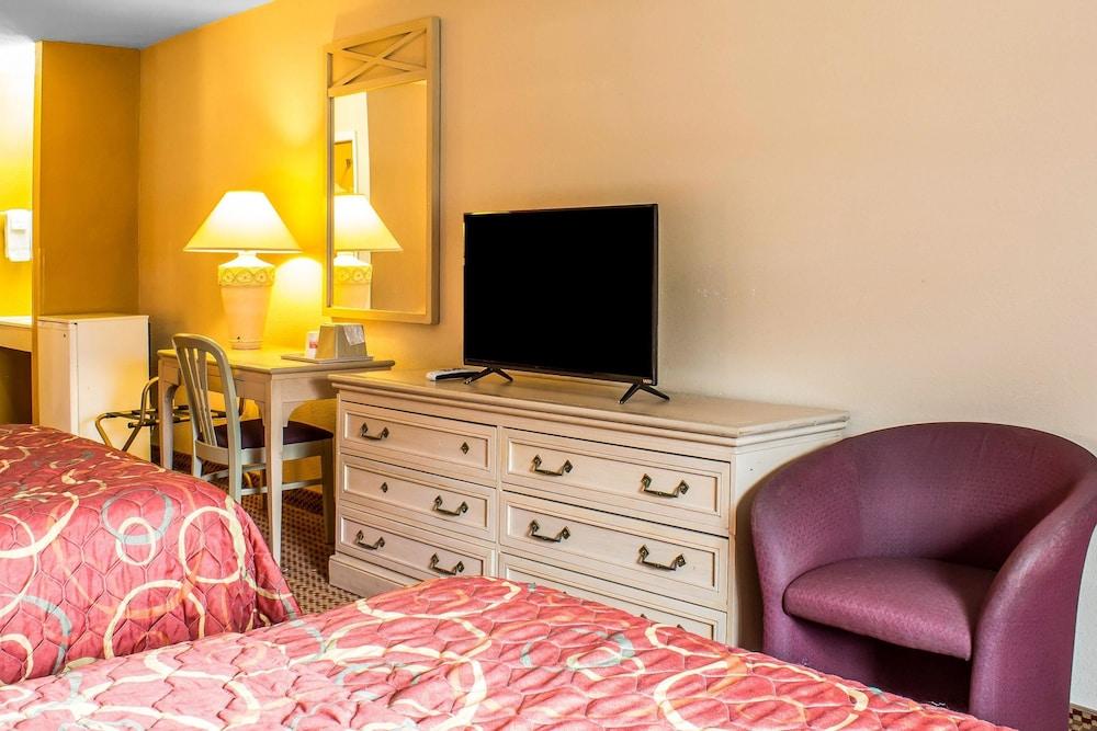 Econo Lodge Inn & Suites Walnut photo 11