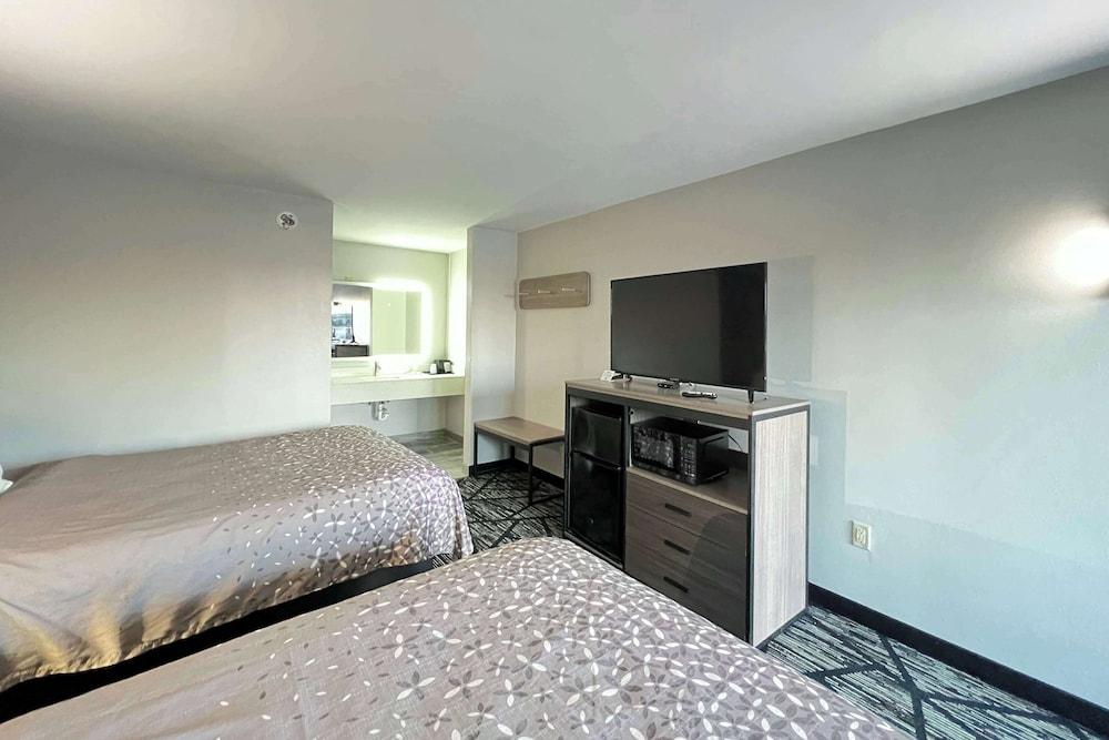 Super 8 by Wyndham Sulphur South photo 15