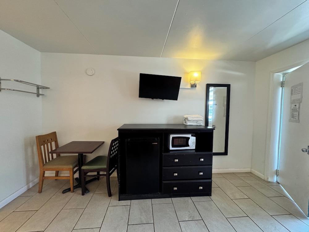 Skyview Manor Motel photo 7