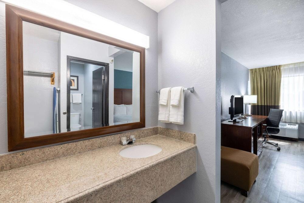 Travelodge by Wyndham Brooklyn Center photo 2