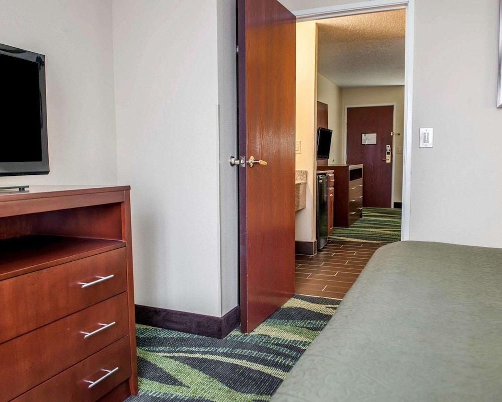 Quality Inn & Suites South Bend Airport photo 41