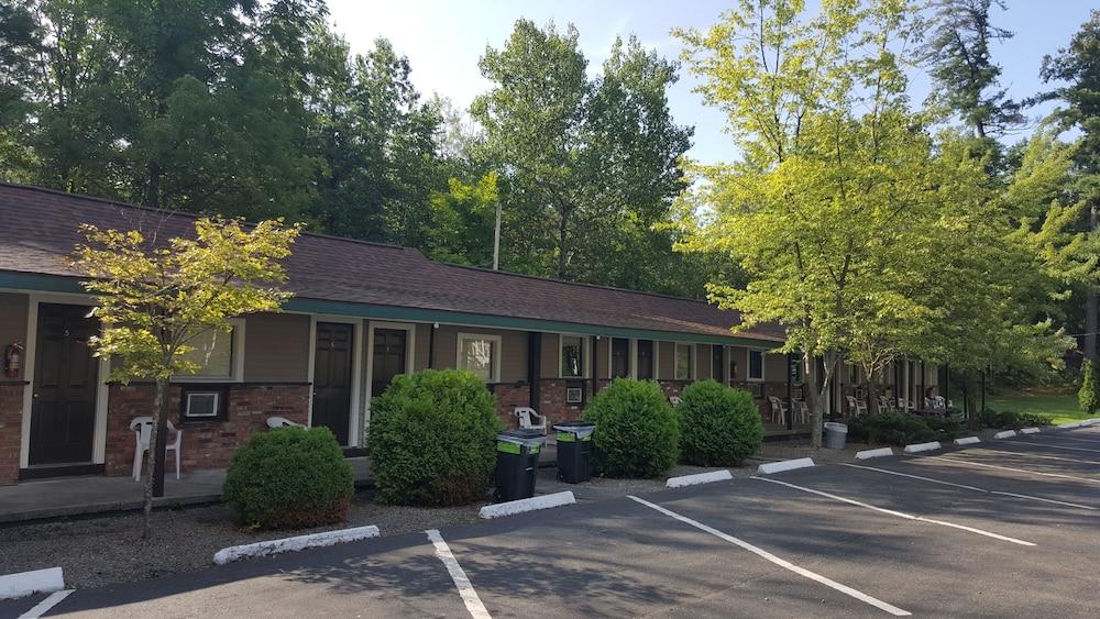Adirondack Oasis Motel photo 19