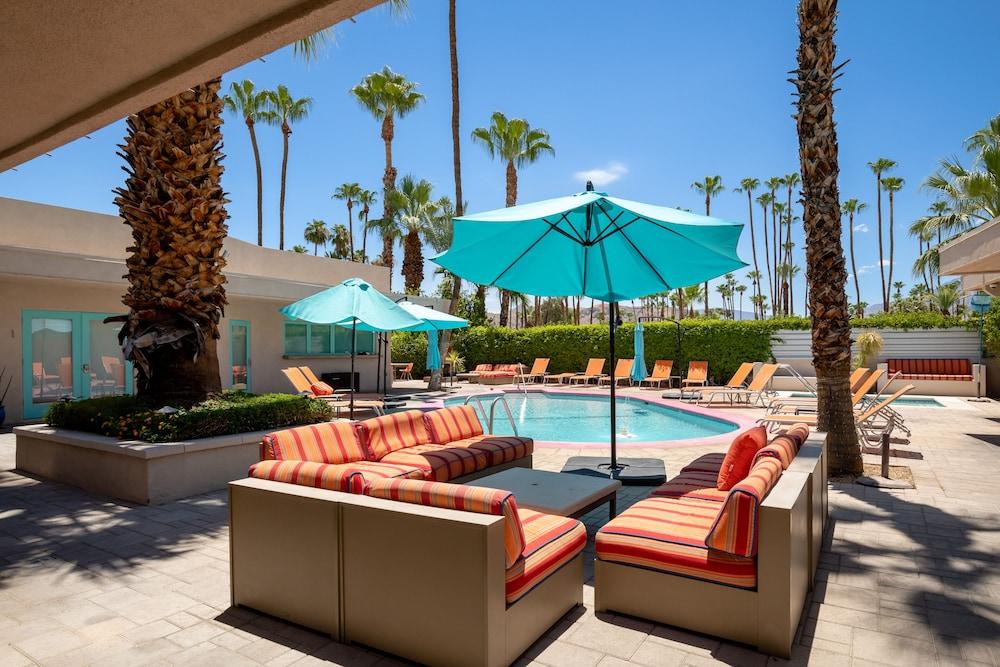 Poolside Fun King Suite photo 22