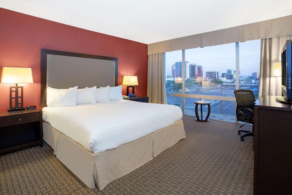 Holiday Inn Express & Suites Phoenix Midtown by IHG photo 49
