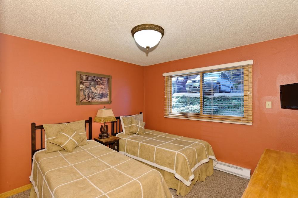 The Crestwood Condominiums photo 2