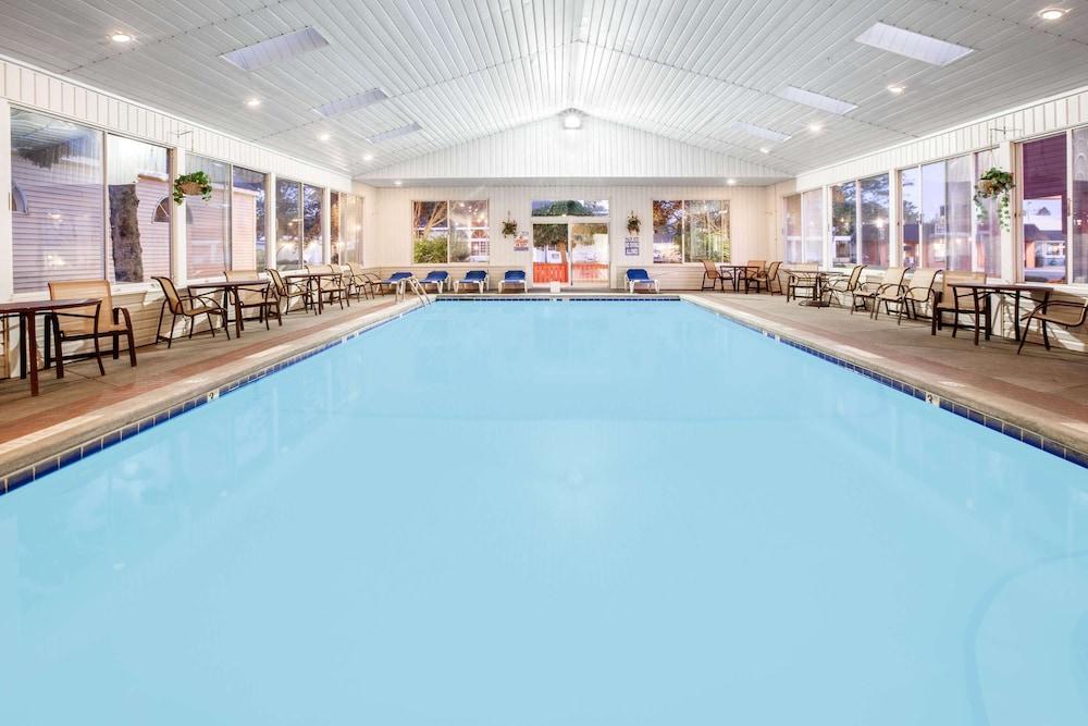 Super 8 by Wyndham Mackinaw City/Beachfront Area photo 18